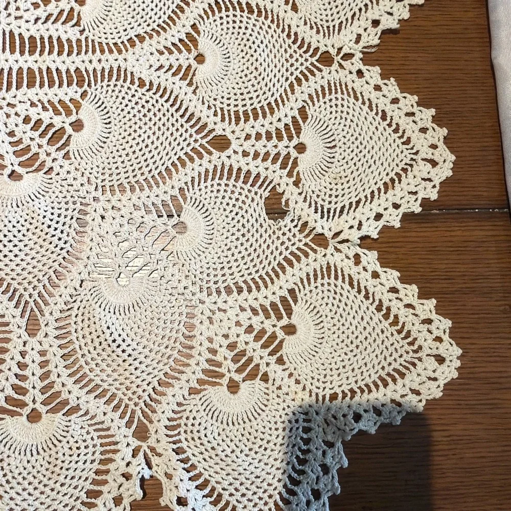 Vtg Ivory Pineapple Peacock Hand Crocheted Table Topper 28